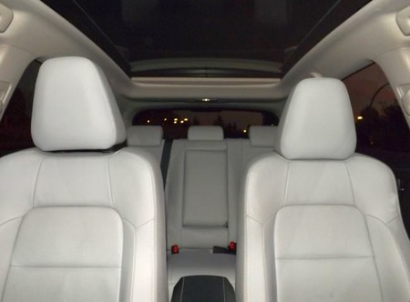 Toyota Auris Hybrid interior con techo abierto