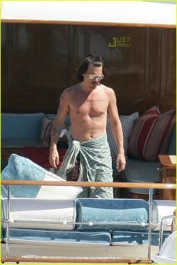 Johnny Depp en yate a pecho descubierto