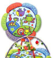 Jugando en la manta de actividades