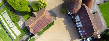 Lo último en paneles solares es que se "escondan" a la vista en los tejados. Estas placas lo han logrado imitando a la tejas de barro