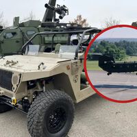 ¿Tirar todoterrenos desde helicópteros? Así consigue Alemania que sus fuerzas especiales tengan un 4x4 con lanzagranadas en cualquier parte