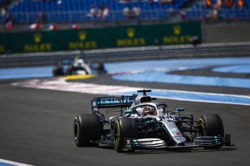 Lewis Hamilton arrasa en Francia y Carlos Sainz termina sexto pese a las quejas de su compañero