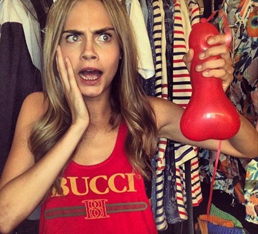 El moderno de hoy luce logos fake en su día a día 