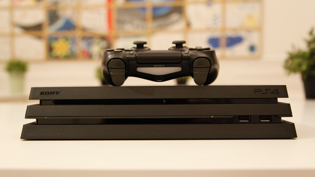 Intenta vender su PS4 Pro en GameStop y acaban pidiéndole dinero a él  
