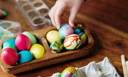 17 ideas fáciles, bonitas y divertidas para decorar huevos de Pascua con los niños