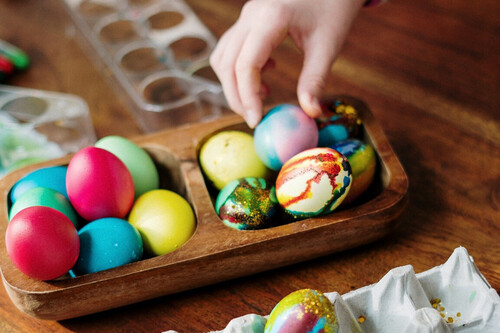 17 ideas fáciles, bonitas y divertidas para decorar huevos de Pascua con los niños