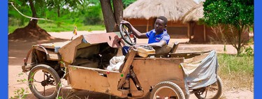 Parece gambiarra, mas é genial: jovem junta madeira e sucata velha para construir o improvável primeiro carro da sua vila
