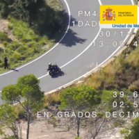 Hacía el canelo en moto para TikTok mientras su colega le graba en una curva. No sabía que tenía un dron de la DGT encima, y se la ha cargado 