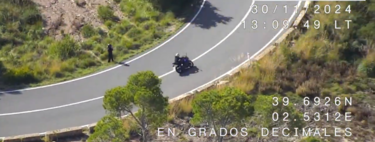 Hacía el canelo en moto para TikTok mientras su colega le graba en una curva. No sabía que tenía un dron de la DGT encima, y se la ha cargado 