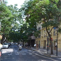 Valencia prohíbe a las motos circular por el carril bus y lo tendrán más difícil para aparcar en las aceras