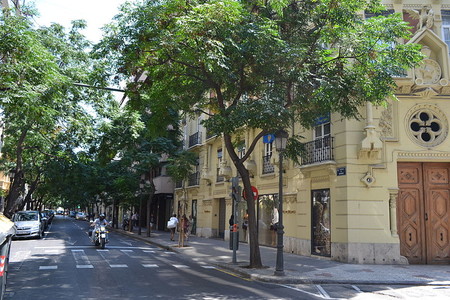 Valencia prohíbe a las motos circular por el carril bus y lo tendrán más difícil para aparcar en las aceras