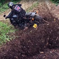 Y esto es una Harley-Davidson Street Bob como nunca la habías visto: haciendo motocross 