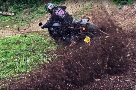 Y esto es una Harley-Davidson Street Bob como nunca la habías visto: haciendo motocross