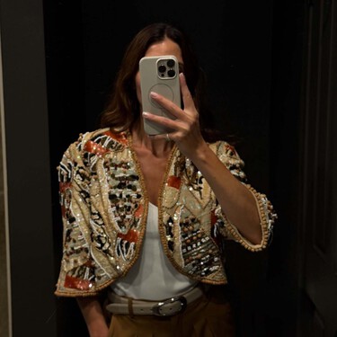 Ni negras ni chocolate: las botas altas que triunfan en 2025  son color cereza y quedan como un guante