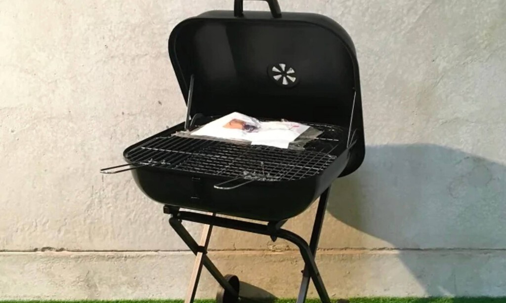Esta barbacoa plegable de Leroy Merlin es perfecta incluso si tu terraza es pequeña 