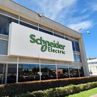 De la fábrica al data center, sin huella de carbono: visitamos la planta Net Zero de Schneider Electric en Colombia 