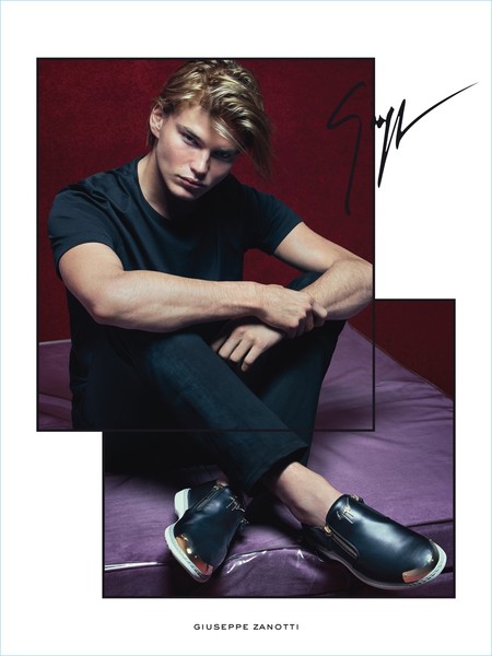 Jordan Barrett confirma su status de “chico del momento” en la nueva campaña de Giuseppe Zanotti