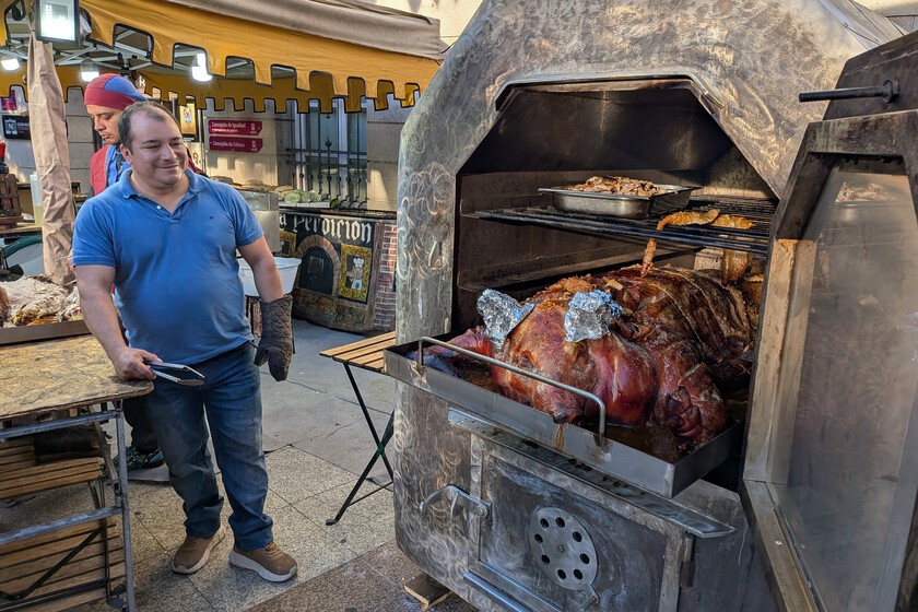 Edwyn Duran se recorre los mercados medievales de toda España para hacer el cerdo asado que siempre arrasa: “A última hora, lo ponemos a 200º C para que cruja la piel”