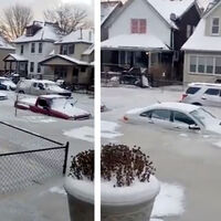 Una tubería rota convirtió las calles de una ciudad en toda una pesadilla: no sólo se inundó, se congeló y dejó decenas de autos bajo hielo