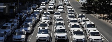 Así se vive desde dentro la mayor huelga del Taxi en España: Hablamos con un taxista y un VTC