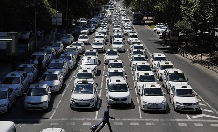 Así se vive desde dentro la mayor huelga del Taxi en España: Hablamos con un taxista y un VTC