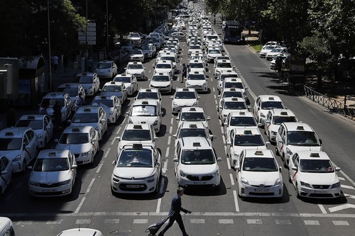 Así se vive desde dentro la mayor huelga del Taxi en España: Hablamos con un taxista y un VTC