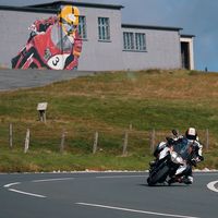 Así de bien suena la KTM 1290 Super Duke GT en la Isla de Man ¡pilotada por Michael Rutter!