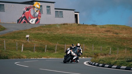 Así de bien suena la KTM 1290 Super Duke GT en la Isla de Man ¡pilotada por Michael Rutter!