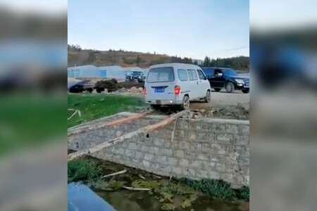 Un chino, una furgoneta y unos troncos como puente: el vídeo más estresante que verás hoy