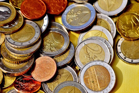 Hasta medio euro por minuto: la CNMC se propone acabar con el abuso de los 902