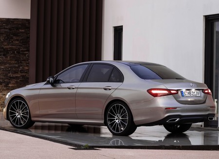 Mercedes Benz E Class 2021 1600 10
