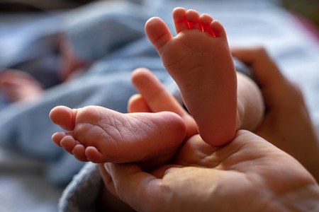 Una mujer dio a luz a sus nietos mediante gestación subrogada para cumplir el sueño de su hijo de ser padre
