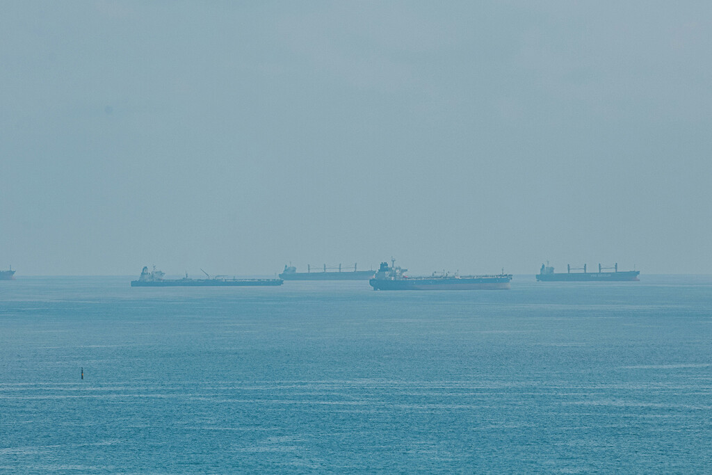 El mundo necesita sacar petróleo de Oriente Medio como sea. Su única esperanza son 30 barcos gigantes haciendo cola en Yanbu 