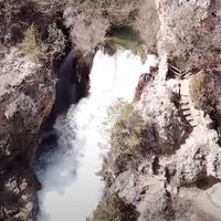 Parada refrescante en la cascada batida de Calomarde o cascada del Molino Viejo, Teruel