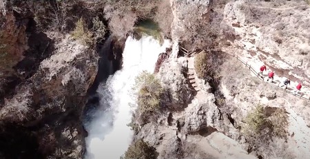 Parada refrescante en la cascada batida de Calomarde o cascada del Molino Viejo, Teruel