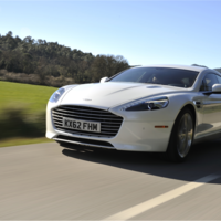 Aston Martin quiere entrar a la ola de los eléctricos y puede hacerlo con el RapidE
