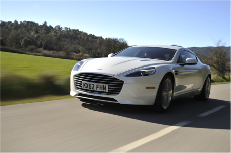Aston Martin quiere entrar a la ola de los eléctricos y puede hacerlo con el RapidE