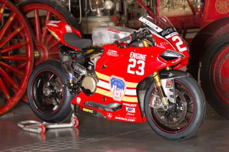 Este el emotivo gesto del #RideHVMC Freeman Racing Ducati, por los bomberos caídos el 11-S