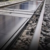Hace un año Suiza puso en marcha la primera planta solar ferroviaria del mundo. Va tan bien que otros países quieren copiarla