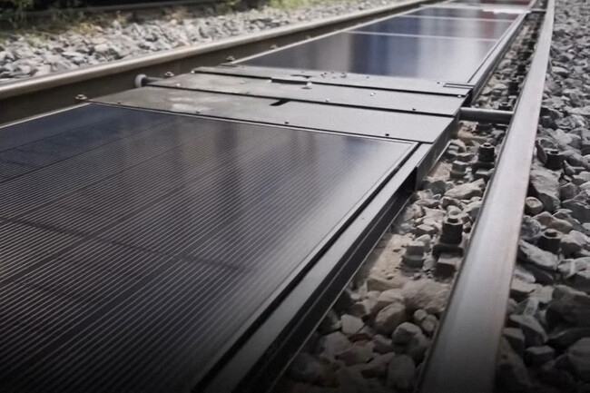 Hace un año Suiza puso en marcha la primera planta solar ferroviaria del mundo. Va tan bien que otros países quieren copiarla