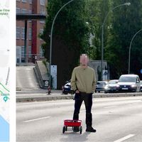 Un artista engaña a Google Maps y crea un atasco virtual con 99 móviles y una carretilla... en una calle desierta