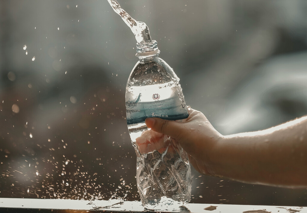 Creemos que el agua embotellada es más segura y sana que la del grifo. Hay expertos que opinan lo contrario