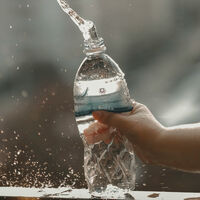 Creemos que el agua embotellada es más segura y sana que la del grifo. Hay expertos que opinan lo contrario