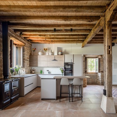 Así puedes ganar espacio de almacenamiento en cocinas sin despensa: estas son las nuevas tendencias que se imponen en las cocinas actuales 