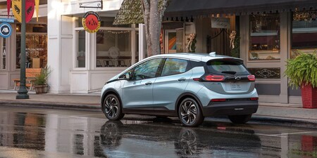 El riesgo de explosión con las baterías del Chevy Bolt, cada vez mayor: General Motors pide aparcar a 15 metros de otros coches