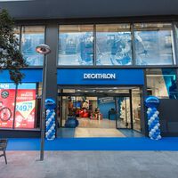 Decathlon está de rebajas: estas zapatillas Skechers perfectas para salir a pasear están a casi mitad de precio 