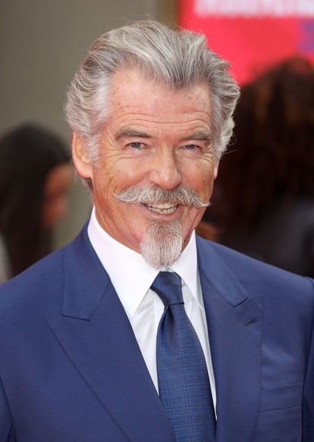 Pierce Brosnan le saca partido a las canas con su reciente look de bigote y barba en la alfombra roja