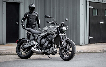 La Triumph Trident vuelve a dejarse ver antes de su presentación, ahora en su configuración casi definitiva