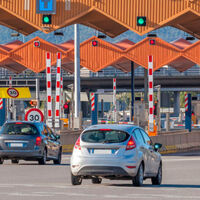 Adiós a los peajes en Europa. La UE dice que contaminan mucho, y los va a sustituir por un "sistema de viñeta" 