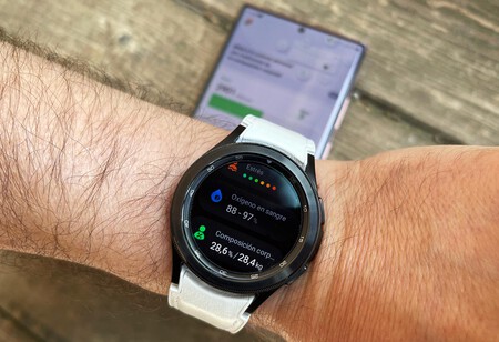 Samsung actualiza sus relojes Galaxy Watch 4 con nuevos watchfaces y mejoras en la medición de IMC